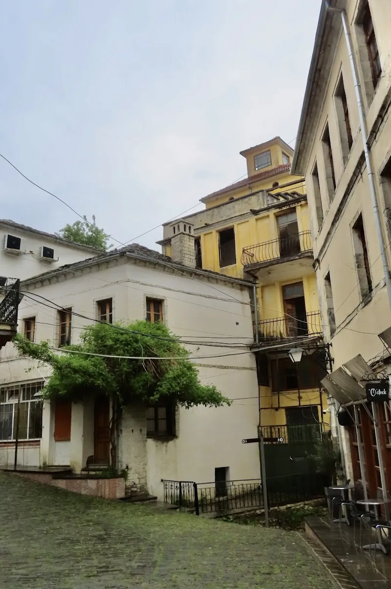 지로카스트라 골목