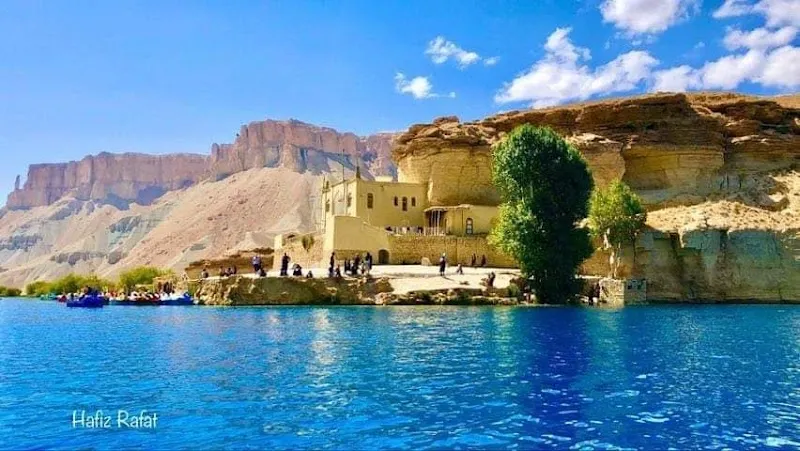 바미안 고원의 드넓은 풍경, 푸른 하늘 아래 황토색 대지가 펼쳐진 모습